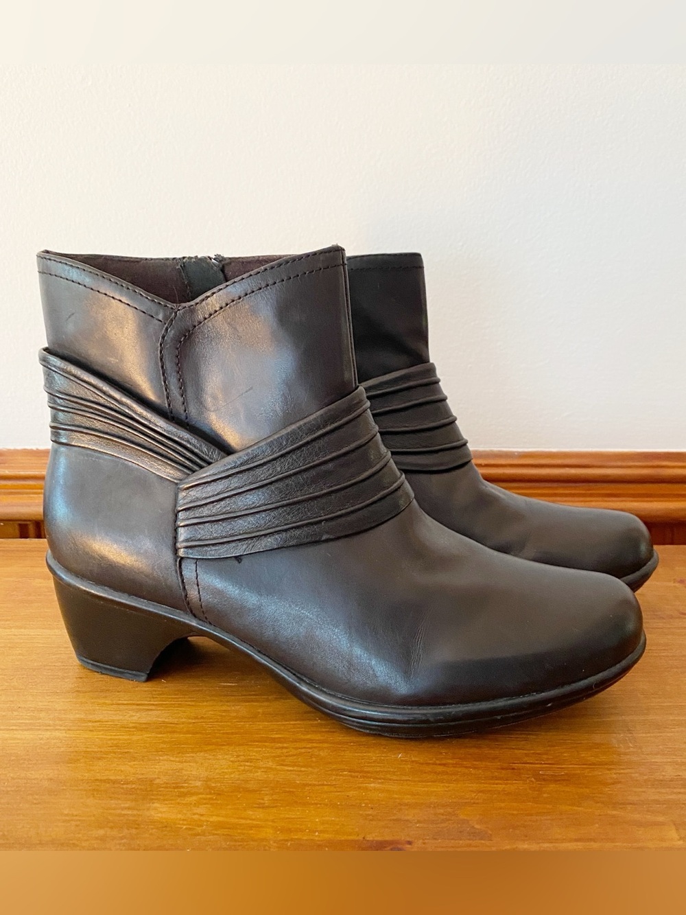 CLARKS Boots Womens Size 8M Black Leather Zip Ankle Booties 36797 Wish Mood Heel
